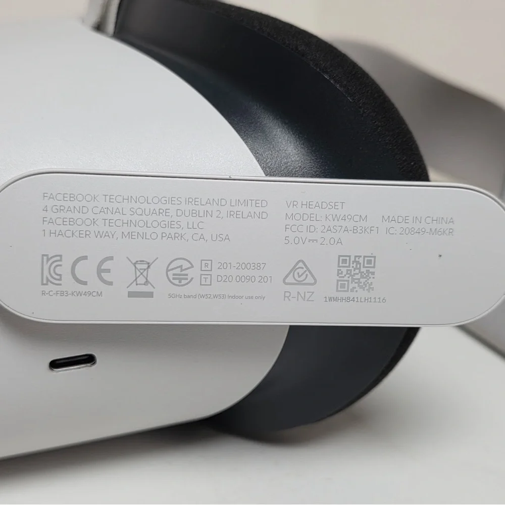 MetaQuest 2 VR Headset Only for Parts / Repair Powers On As-Is
